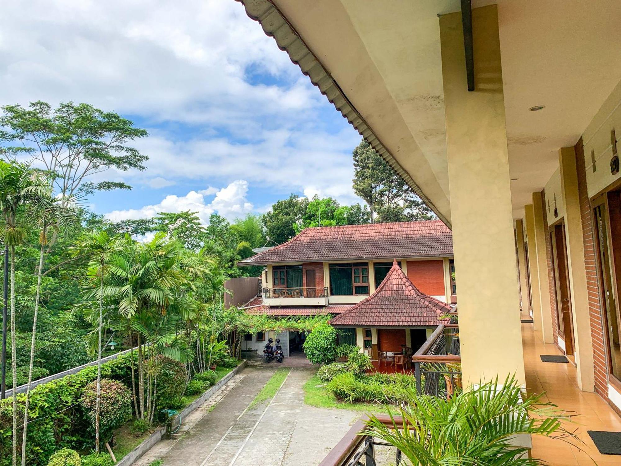Urbanview Sasono Putro Condoongcatur By Reddoorz Kejayan Exterior foto